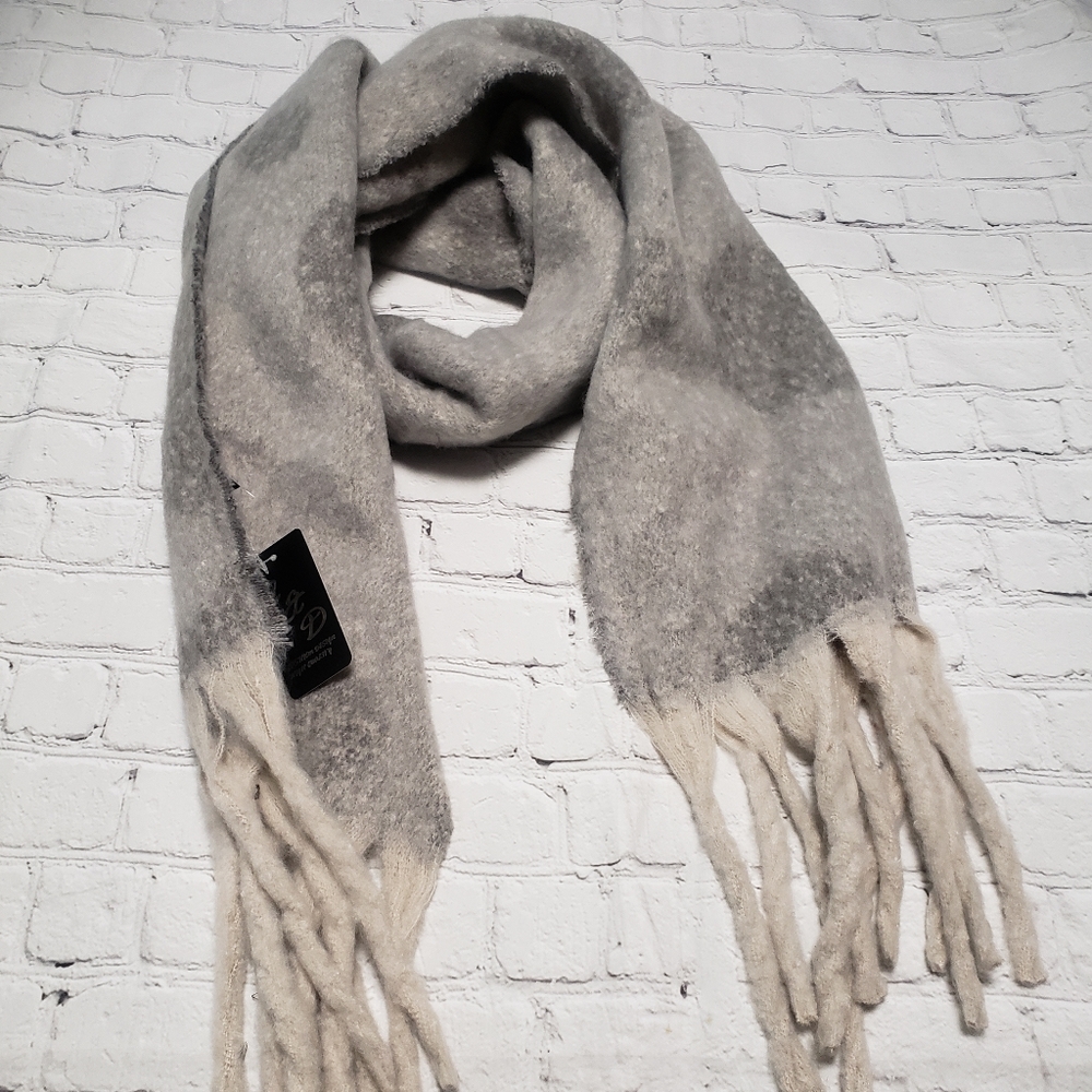 Women's chunky scarf.